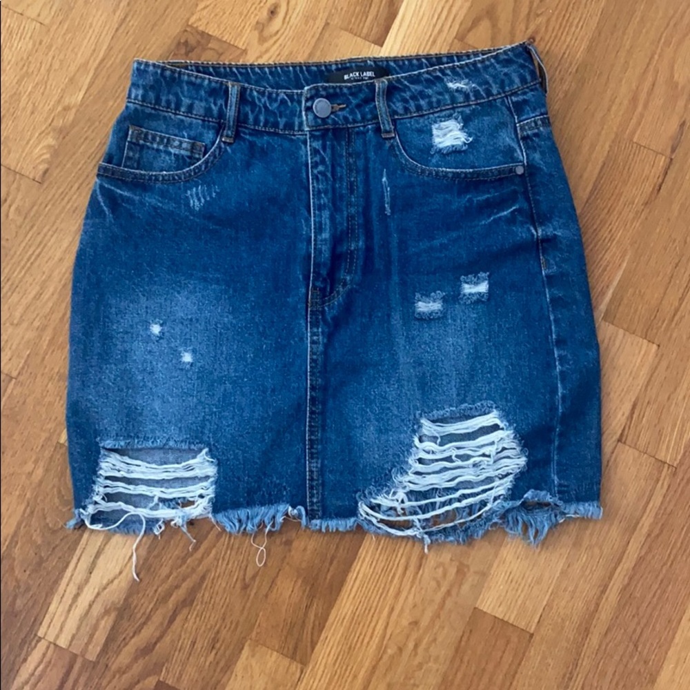 Boutique denim skirt size medium. Never been worn